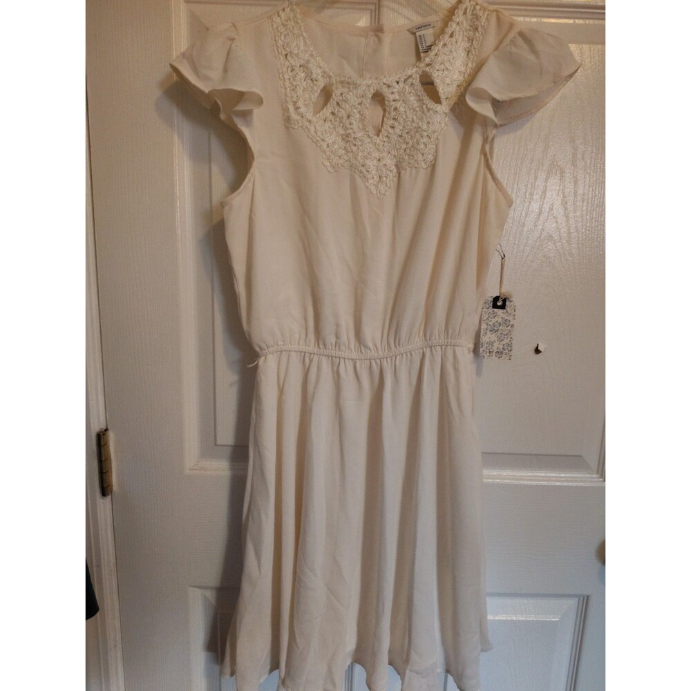 FOREVER 21 Women's S White Solid Lace Round Neck Cap  Mini Button Back dress